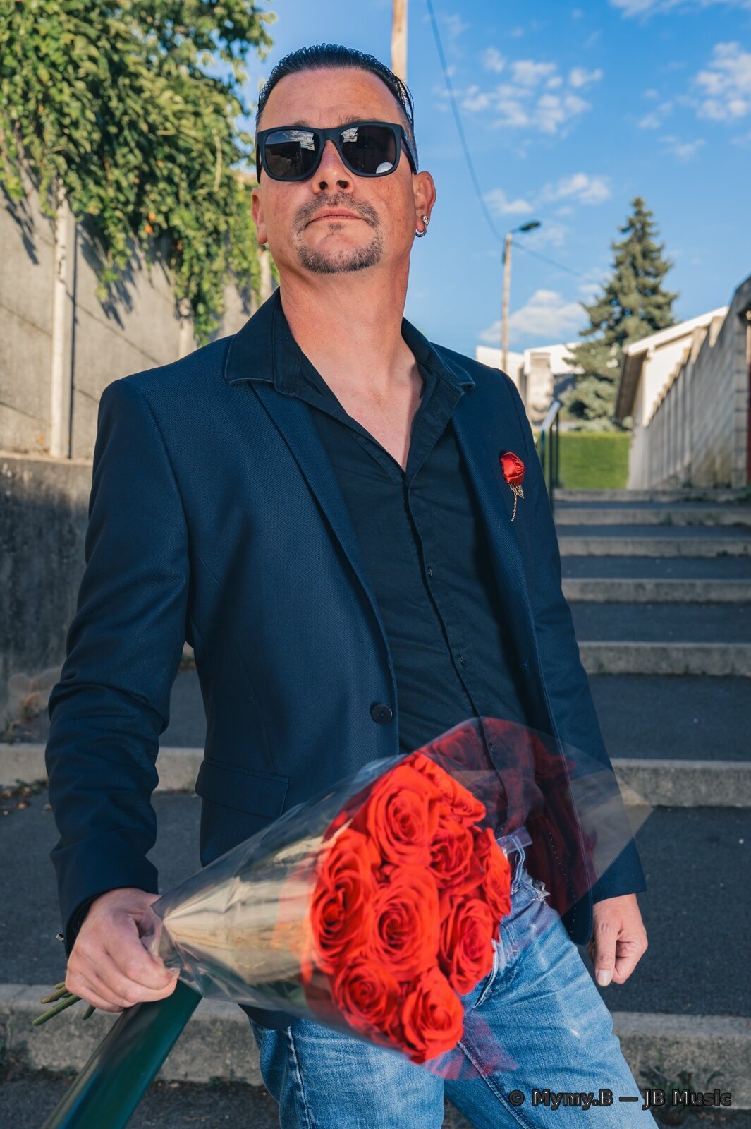 Mymy.B avec un bouquet de roses rouges