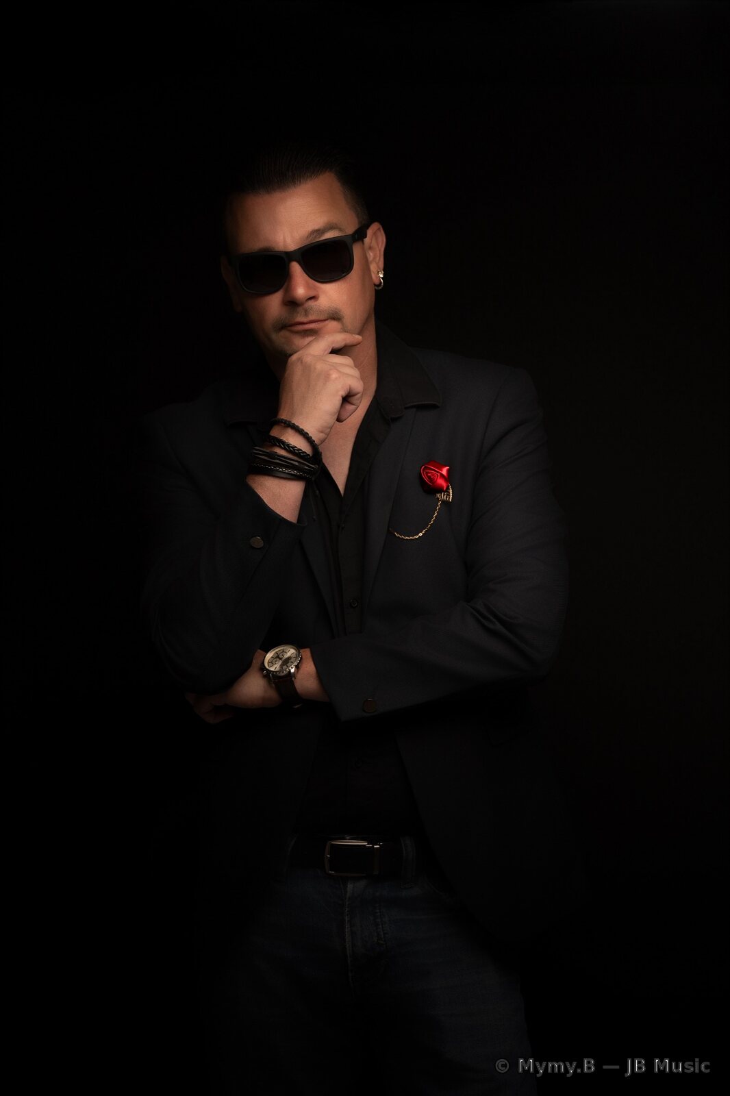 Portrait studio de Mymy.B en tenue noire